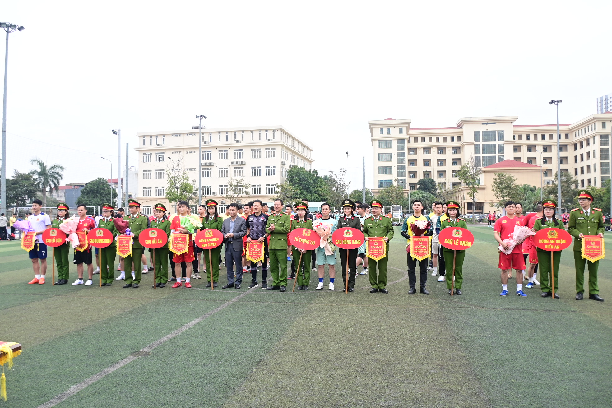 Khai mạc Giải bóng đá nam 7 người Khối Công an quận năm 2024